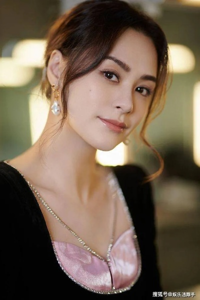 阿娇44岁育儿话题引热议，身材魅力值飙升！