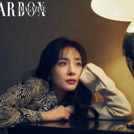 杨幂亮相时尚盛典，黑金长裙尽显奢华风范，引领潮流新趋势