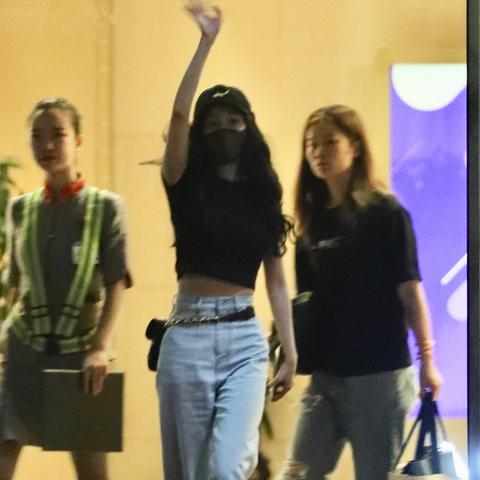 杨幂亮相时尚盛典，黑金长裙尽显奢华风范，引领潮流新趋势