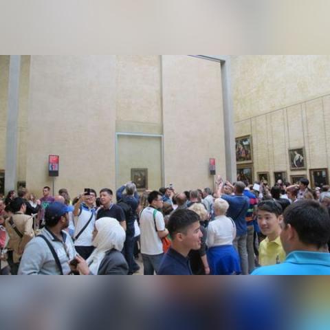 卢浮宫惊现神秘西装男，侦探小偷身份大揭秘！