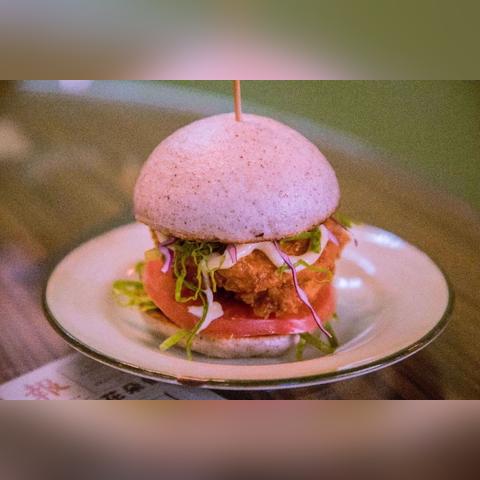 春丽COS新照曝光！好身材美女挑战汉堡诱惑，视觉盛宴来袭