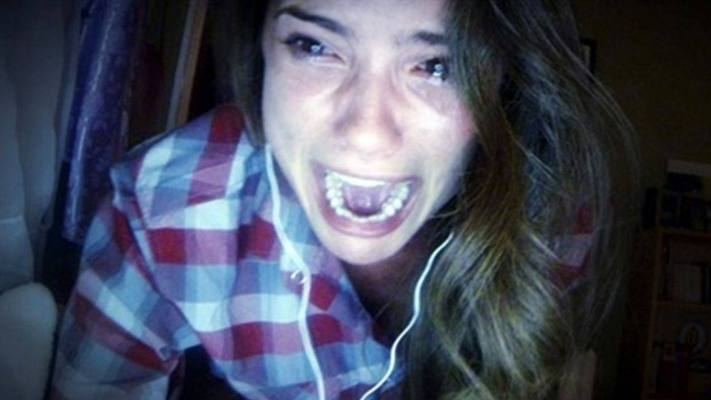 《寂静岭f》女主惊恐直播吓哭，表情包新潮流席卷社交圈