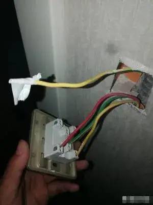 家电意外事故频发！拔电未果致损失十几万，揭秘充电器烧毁真相