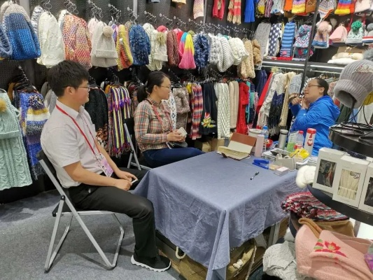 寿衣店试穿意外走红，沟通障碍终化解，顾客买4顶帽子成焦点