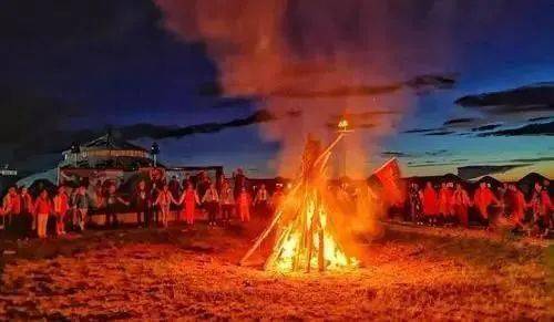 《红色沙漠》试玩解析：玩法丰富却疏离感强，探索新体验！