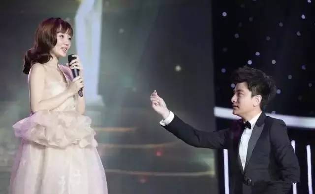 Uzi豪掷180万，钻石项链见证真爱，奢华求婚引热议！