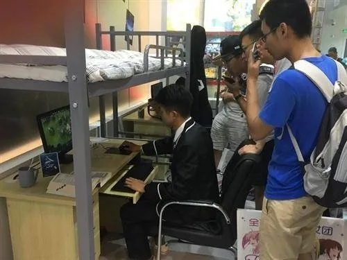 红毯宿舍揭秘：上班吸精奇效揭秘！