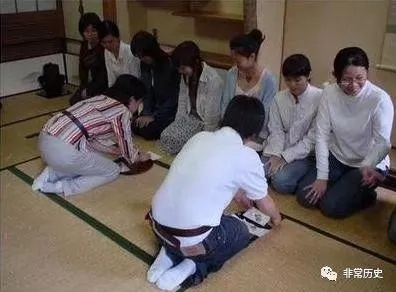 反派BOSS跪地臣服，揭秘“龟男”游戏新奇惩罚！