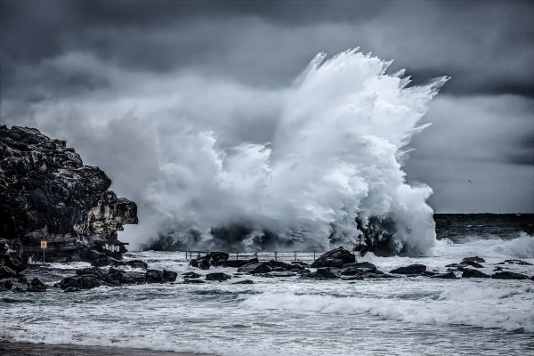 《巨浪滔天》评测：惊涛骇浪中，紧张刺激井然有序，畅快体验新境界