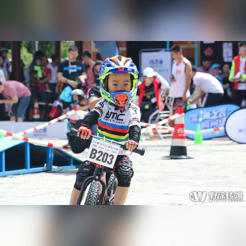 极致娱乐与专业融合，《极限竞速4》Steam版评测：绝妙平衡新体验