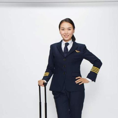 春秋航空正面回应空姐称呼争议，创新服务理念再升级