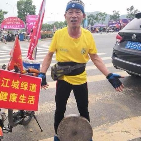 56斤石磨顶头上，63岁大爷骑行50公里，24年坚持创奇迹