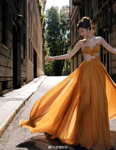 悉尼女神美照曝光！礼裙勾勒绝美曲线，尽显时尚风采