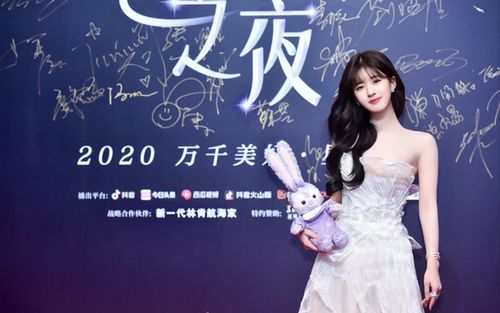 剑星粉白战衣MOD，高叉美裙新风尚，绝美设计惊艳亮相