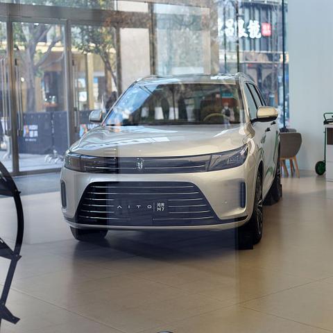 鸿蒙智行热销惊人，每2分钟一台，40万均价震撼市场