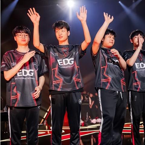 《无畏契约手游》开服大揭秘：全新地图武器亮相，神秘礼包等你来领！