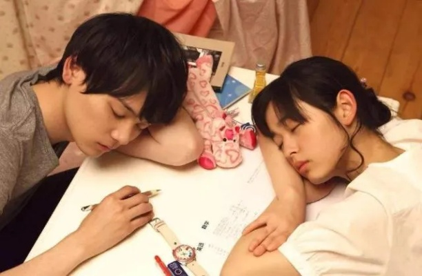 真实百合情感：女制作人公开恋情，携手女友见家长温馨瞬间