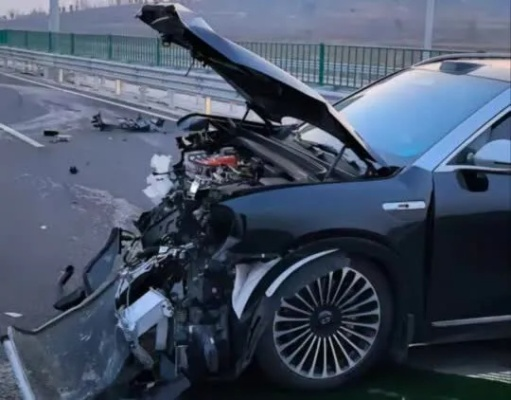 问界M9车主惊险避祸：小艺紧急提醒，油门误踩险酿大祸