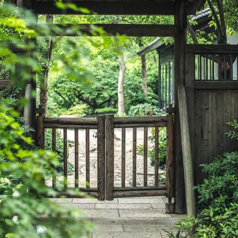 《明末渊虚之羽》揭秘：神秘栅栏背后的传奇力量