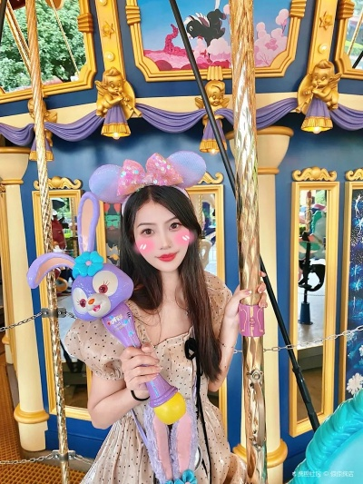 东云海上海迪士尼打卡，兔耳偶像魅力绽放新风尚
