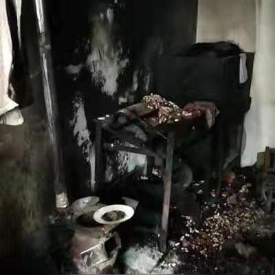 英勇少年火场救老夫妻，生命至上显英勇担当