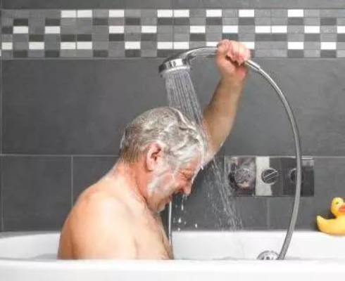 男子酒店洗澡不幸烫亡，浴室内水温竟达惊人57度！安全警示！