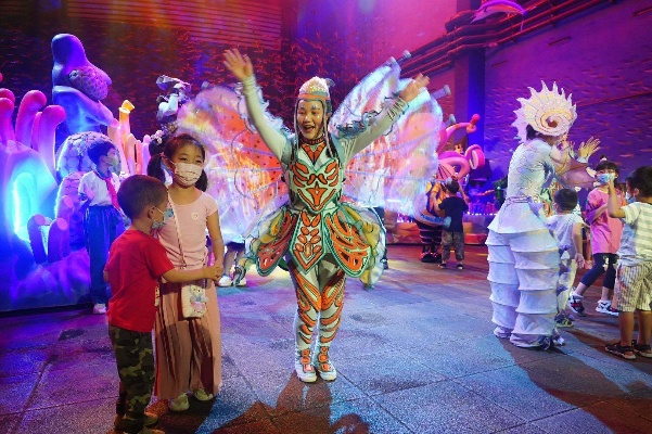 万圣狂欢夜，AI奇遇记：揭秘沉浸式幻境表演震撼来袭