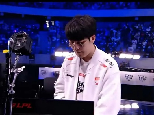 T1淘汰AL泪洒赛场，教练幕后痛哭引发热议！