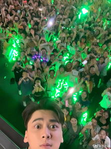 CS2选手donk空降成都，自拍问候粉丝，独家互动新体验！