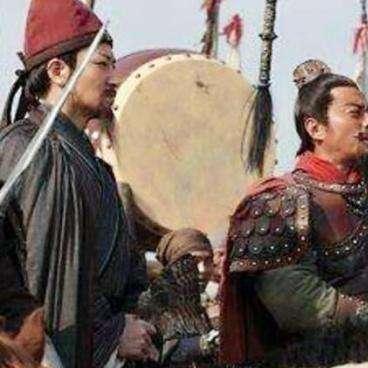 轿车失控翻墙，司机与爱妻携手惊魂瞬间