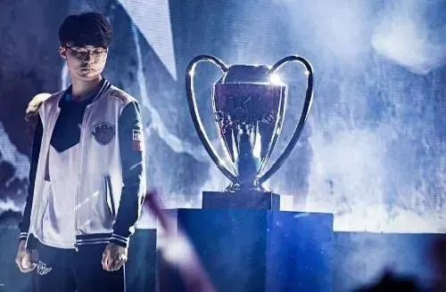 LPL传奇对决，Faker成一生宿敌的电竞传奇