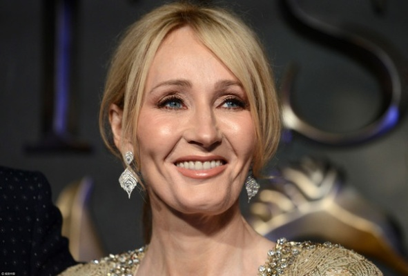 年度女性封面争议：JK罗琳炮轰杂志性别改写风波