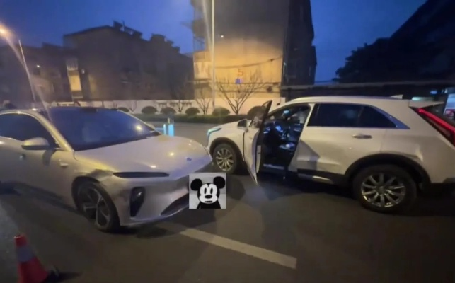 哪吒V车主惊现离奇车祸：报警后惊觉爱车自撞两车，追踪神秘新科技！