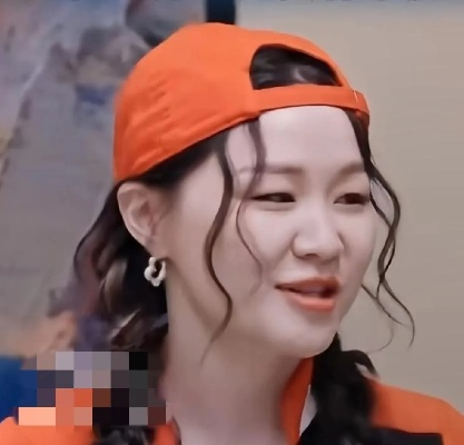 王家卫剪辑金靖引热议，自嘲荣幸成热搜焦点