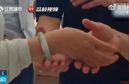 十年戴镯嵌肉痛，揭秘健康新隐患