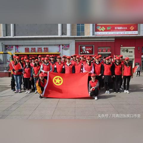 《胜利女神》COS还原：白色背心演绎小红帽新风采