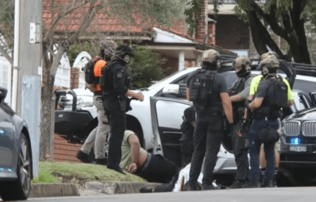 富豪遭绑架命悬一线，员工500俯卧撑换薪金惊悚内幕