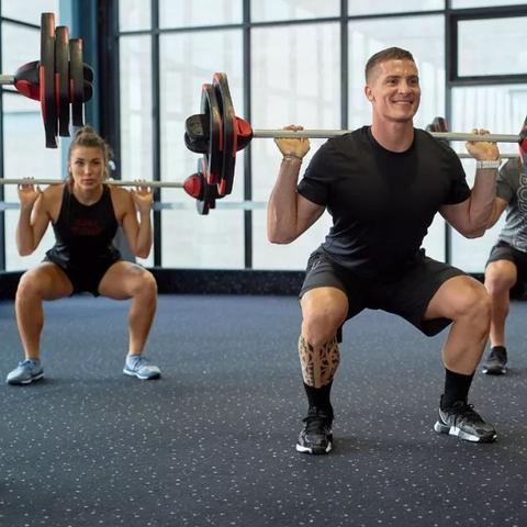 男子挑战极限深蹲2000次，肾功能受损险丧命，揭秘健身误区