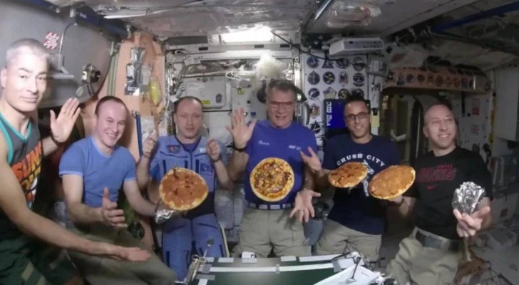 中国航天员空间站尝鲜烤翅，太空撸串不再是梦