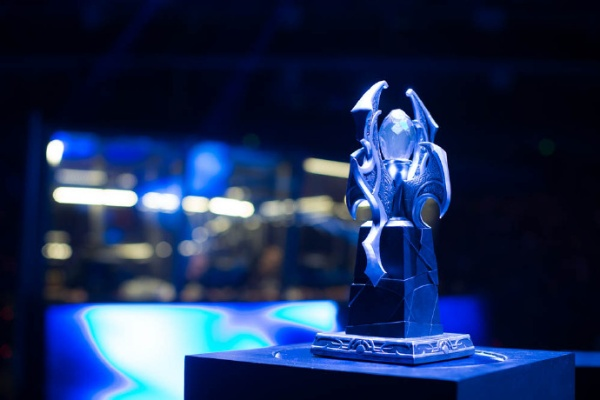 《星际：异端先知》女主喜提大奖，笑颜绽放奖杯在手