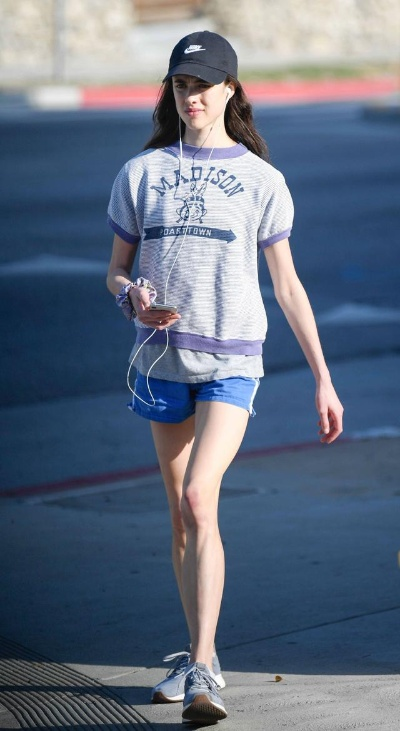 玛格丽特·库里比基尼秀身材，夫妻海边度假浪漫时光