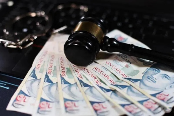 严惩诈骗罪：新加坡重拳出击，最高24鞭震慑违法者