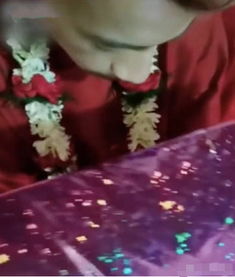 女子沉迷奶皮子糖葫芦，糖化脸惊现新食界奇观