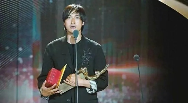 王传君领奖不笑背后：春树导演的坚持与努力笑容绽放