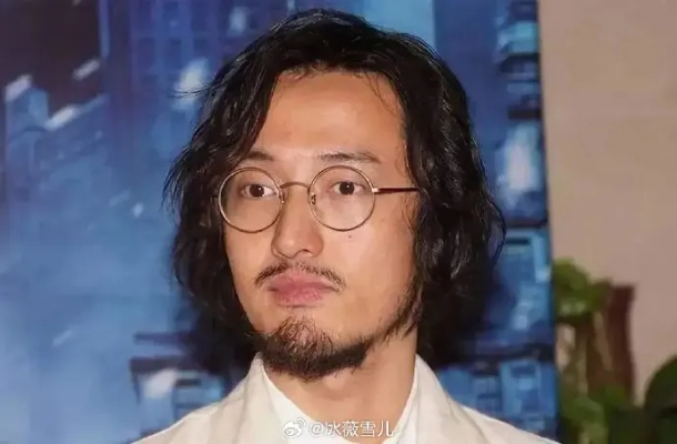 王传君表情引热议：全程凝重未笑，揭秘获奖背后深情