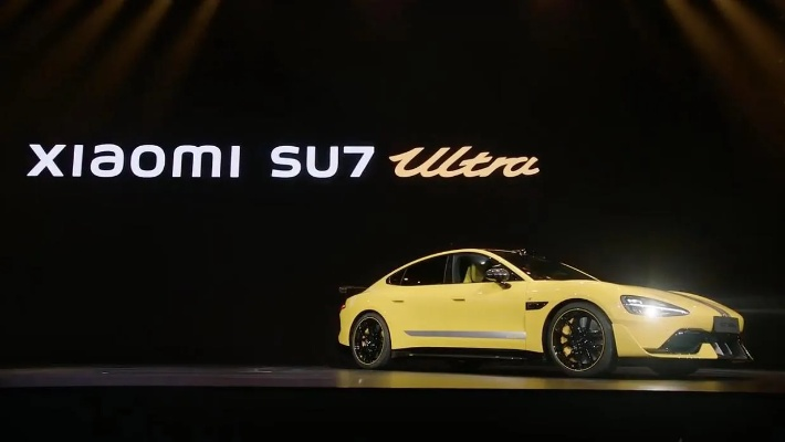 卢伟冰首试不限速SU7 Ultra，简约车牌彰显速度新境界