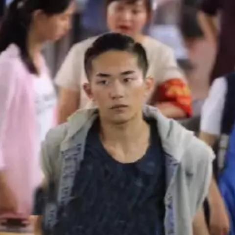 狂野时代剧照揭秘：易烊千玺身影藏匿其中，辨识度爆表！