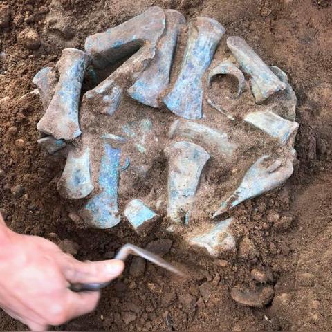 《魔兽世界》11.0前夕全职业套装搭配解析：属性优先级与青铜锭兑换攻略全解析