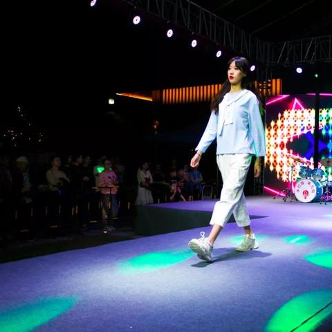 《心动小镇》穿搭秘籍：解锁个性魅力新潮流