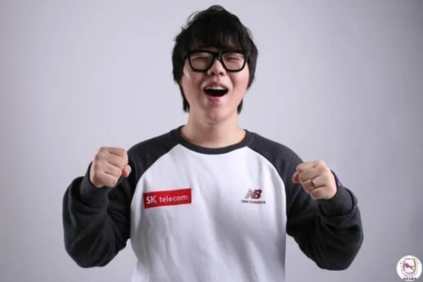 女版Faker队服秀胖胖龙魔性舞姿，网友：更萌了！